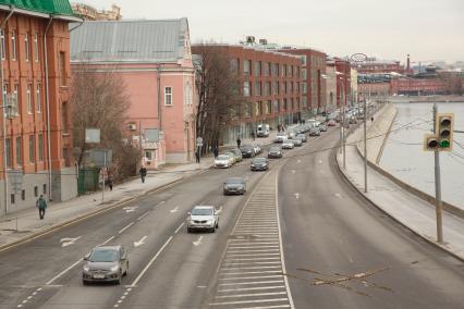 Москва.  Автомобильное движение на Пречистенской набережной.