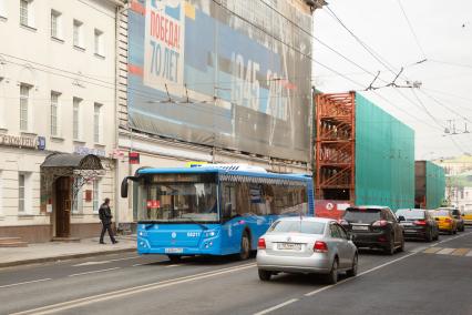 Москва.  Автомобильное движение на одной из улиц города.