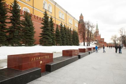 Москва. Мемориалы городов-героев в Александровском саду.