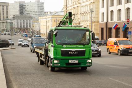 Москва.   Эвакуатор на одной из улиц города.