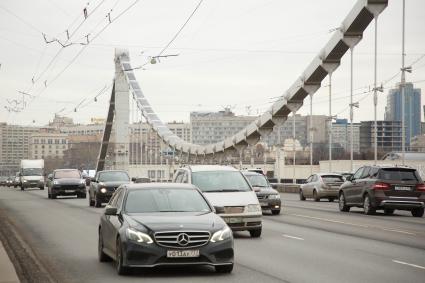 Москва.  Автомобильное движение на Крымском мосту.