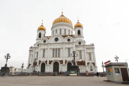 Москва. Вид на Храм Христа Спасителя  на улице Волхонка.