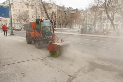 Москва.   Дорожно-уборочная машина на одной из улиц города.