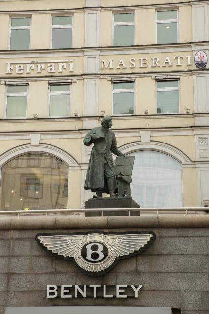 Москва.  Памятник первопечатнику Ивану Федорову в Третьяковском проезде.