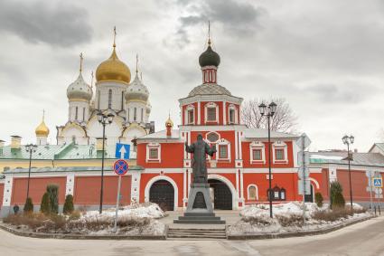 Москва.  Вид на памятник митрополиту Московскому Святителю Алексию и собор Рождества Пресвятой Богородицы Зачатьевского монастыря.