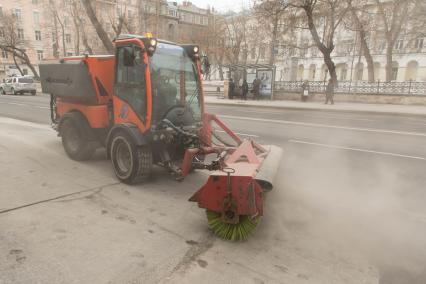 Москва.   Дорожно-уборочная машина на одной из улиц города.