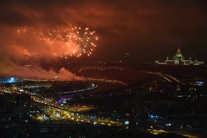 Москва. Вид на город  во время праздничного салюта с одной из башен ММДЦ Москва-Сити.