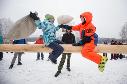 Челябинская область.  Дети  дерутся подушками во время  праздничных гуляний, посвященных проводам Широкой Масленицы.