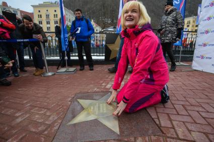 Сочи.  Двукратная олимпийская чемпионка по спортивной гимнастике Светлана Хоркина на церемонии открытия именной звезды  на аллее Олимпийской славы  на территории горнолыжного курорта`Роза-Хутор`на III Всемирных зимних военных играх .