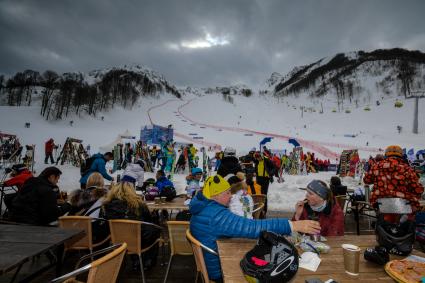 Сочи.  Зрители во время лыжной гонки на III Всемирных зимних военных играх на горнолыжном курорте Красная поляна, Роза-Хутор.