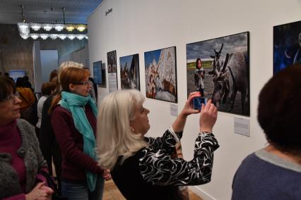 Москва. Посетители фестиваля `Первозданная  Россия`    в Центральном доме художника на Крымском валу.