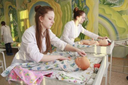 Барнаул. Студентки медицинского колледжа на практических занятиях по аккушерству.