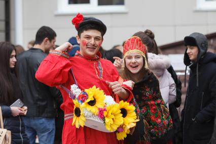 Ставрополь.   Студенты-медики  во время празднования Масленицы.