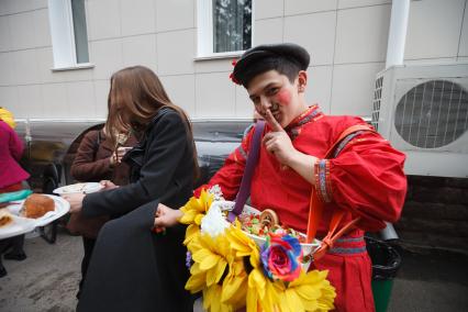 Ставрополь.   Студенты-медики  во время празднования Масленицы.