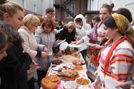 Ставрополь.   Студенты-медики едят блины во время празднования Масленицы.