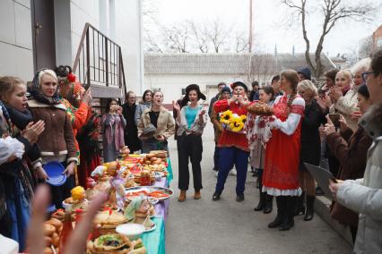 Ставрополь.   Студенты-медики  во время празднования Масленицы.