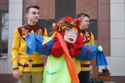 Ставрополь.  Студенты-медики  несут чучело зимы во время празднования Масленицы.