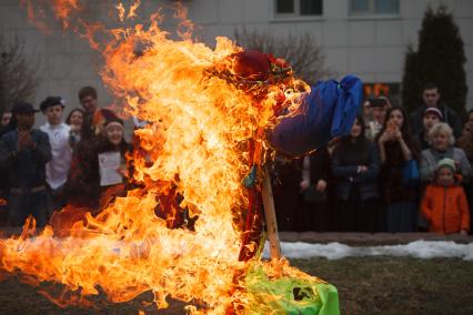 Ставрополь. Студенты-медики сжигают чучело зимы во время празднования Масленицы.