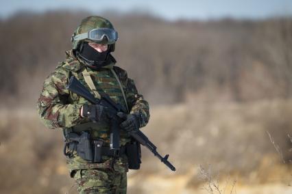 Ставрополь. Боец  отдела специального назначения ФСИН во время полевых учений.