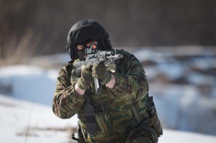 Ставрополь. Боец  отдела специального назначения ФСИН во время полевых учений.