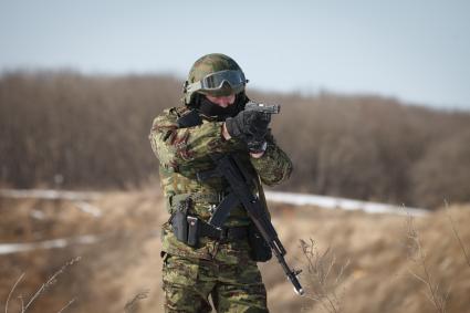 Ставрополь. Боец  отдела специального назначения ФСИН во время полевых учений.