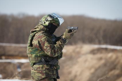 Ставрополь. Боец  отдела специального назначения ФСИН во время полевых учений.