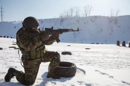 Ставрополь. Боец  отдела специального назначения ФСИН во время полевых учений.