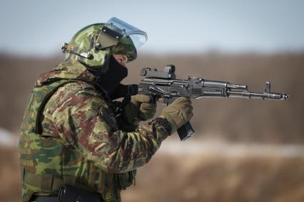 Ставрополь. Боец  отдела специального назначения ФСИН во время полевых учений.