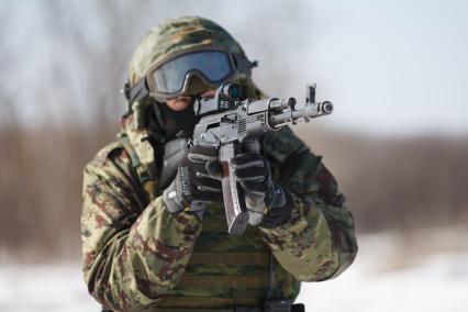 Ставрополь. Боец  отдела специального назначения ФСИН во время полевых учений.