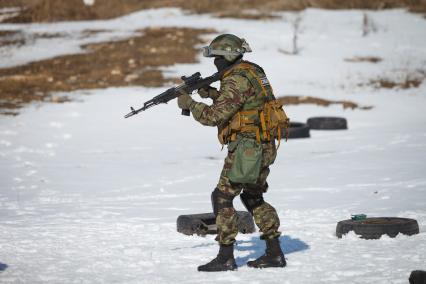 Ставрополь. Боец  отдела специального назначения ФСИН во время полевых учений.