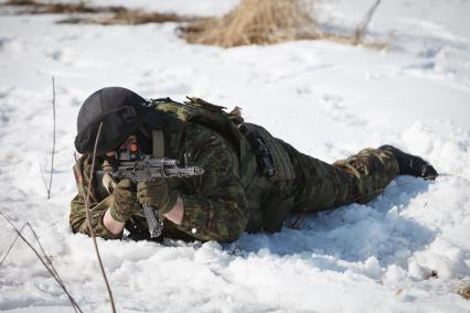 Ставрополь. Боец  отдела специального назначения ФСИН во время полевых учений.