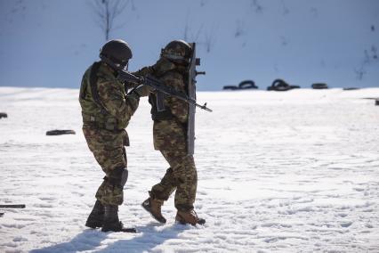 Ставрополь. Бойцы отдела специального назначения ФСИН во время полевых учений.