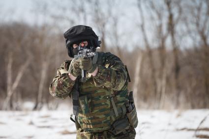 Ставрополь. Боец  отдела специального назначения ФСИН во время полевых учений.