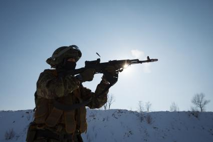 Ставрополь. Боец  отдела специального назначения ФСИН во время полевых учений.