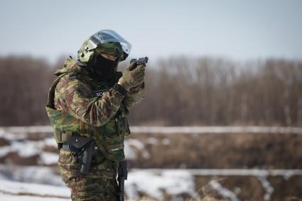 Ставрополь. Боец  отдела специального назначения ФСИН во время полевых учений.