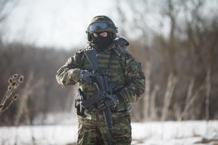 Ставрополь. Боец  отдела специального назначения ФСИН во время полевых учений.