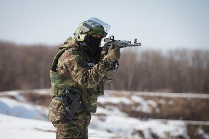 Ставрополь. Боец  отдела специального назначения ФСИН во время полевых учений.