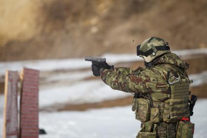 Ставрополь. Боец  отдела специального назначения ФСИН во время полевых учений.