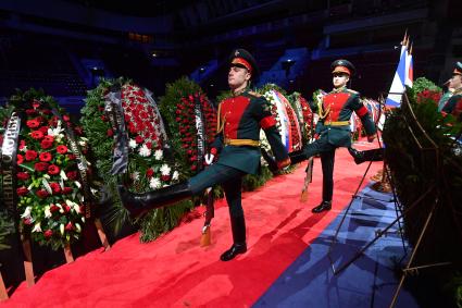 Москва. Церемония прощания с хоккеистом  Владимиром Петровым в ледовом  спортивном комплексе цска .