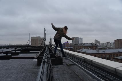 Москва. Постановочная фотосессия на тему подросткового суицида.