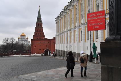 Москва. Дворцовая площадь Кремля и Боровицкая башня.