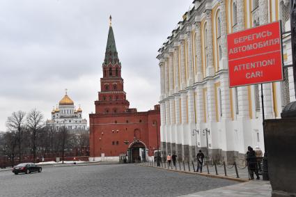 Москва. Дворцовая площадь Кремля и Боровицкая башня.