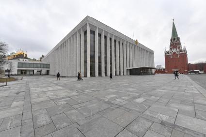 Москва.  Вид на Кремлевский дворец и Троицкую башню Кремля.