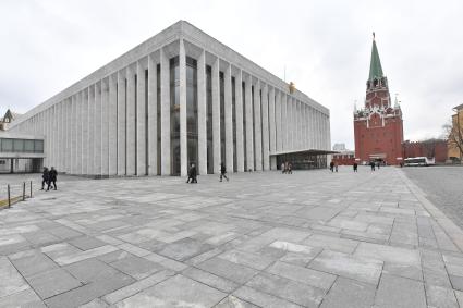 Москва.  Вид на Кремлевский дворец и Троицкую башню Кремля.