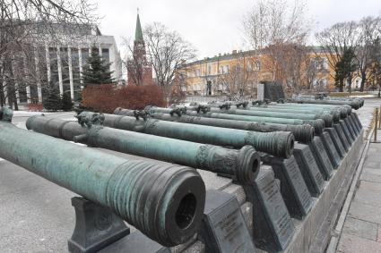 Москва.  Видна Кремлевский дворец и трофейные пушки  на территории Кремля.