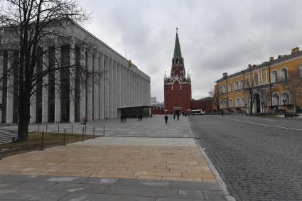 Москва.  Вид на Кремлевский дворец и Троицкую башню Кремля.