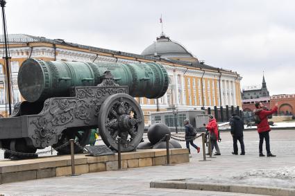 Москва. Царь-пушка на  Ивановской площади  Кремля.