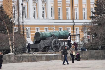 Москва. Царь-пушка на  Ивановской площади  Кремля.