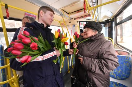 Москва.   Сотрудники Департамента транспорта дарили цветы пассажиркам  в  Международный женский день .