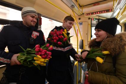 Москва.   Сотрудники Департамента транспорта дарили цветы пассажиркам  в  Международный женский день .